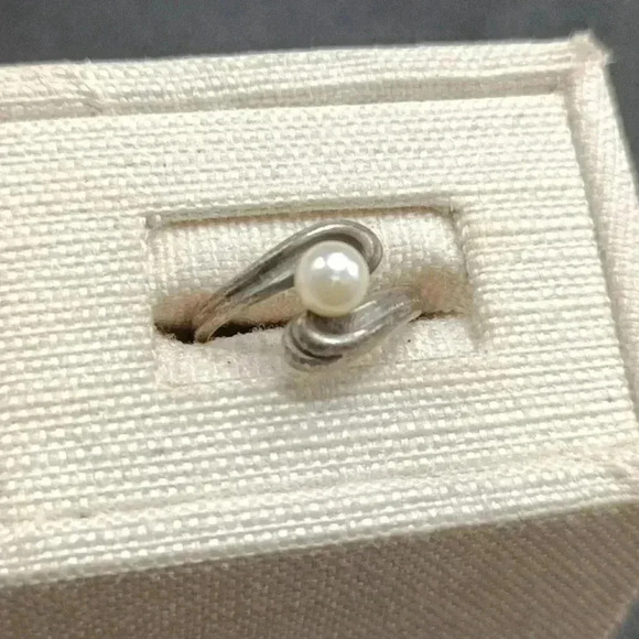 Sterling Silver and White Pearl Ring - Picture 1 of 2